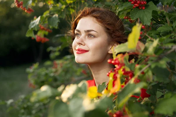 美しい女性新鮮な空気夏の果実自然 — ストック写真