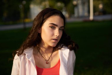 Kadın dışarıda internet iş teknolojisinde çalışıyor.