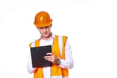 Turuncu şapkalı adam inşaat işinde çalışıyor.