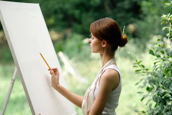 Kvinna konstnär natur staffli teckning kreativt landskap — Stockfoto