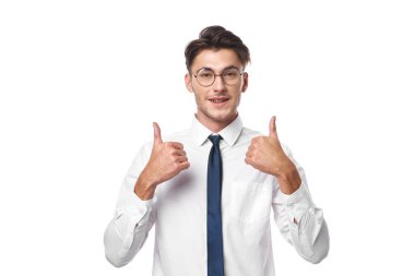 Elleri izole edilmiş, el kol hareketi yapan gözlüklü bir adam.