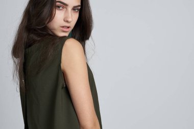 Güzel bir kadın modern moda kıyafet tarzı cazibesine sahip.