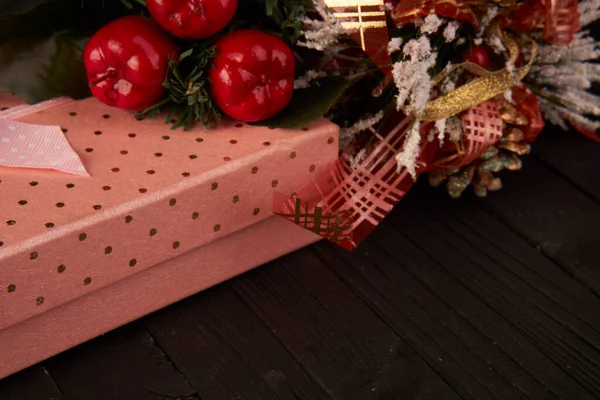 Natal brinquedos feriado decoração presentes guirlanda fundo de madeira — Fotografia de Stock