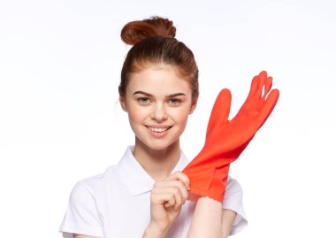 Beyaz gömlekli, kızıl saçlı, temizlikçi kadın.