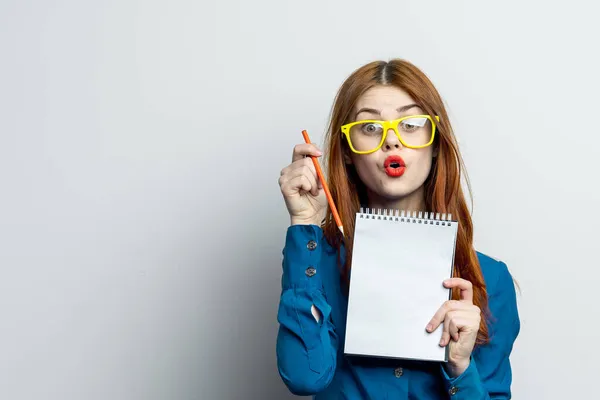 Secrétaire femme avec des lunettes jaunes carnet de travail officiel — Photo