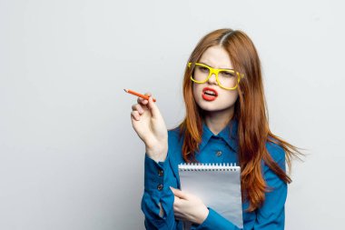 Sarı gözlüklü kadın sekreter not defteri görevlisi.