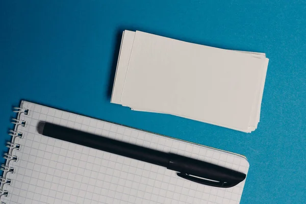 Ceruzák jegyzettömbök színes papír irodai papírok design — Stock Fotó