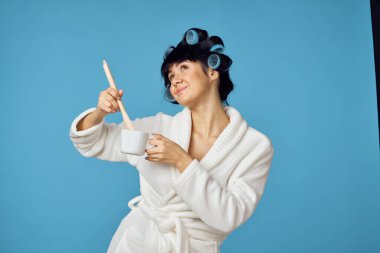 Beyaz bornozlu kadın mutfak aletleri ev ödevi