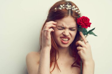 Gül çiçeği makyajlı çekici kadın romantizm modeli