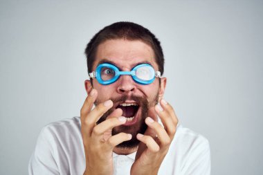 Yüzme duyguları için gözlük takan bir adam.