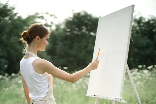 Frau Künstler kreativ Zeichnung Landschaft Natur Hobby — Stockfoto