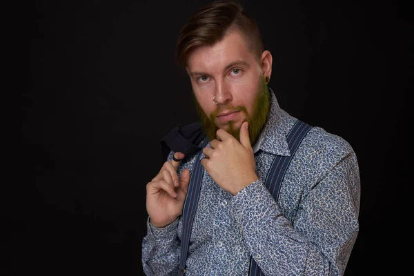 Hombre de negocios en camisa con chaqueta sobre sus hombros posando confianza en sí mismo — Foto de Stock