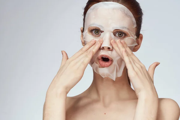 Emocjonalne kobieta kosmetyczne twarz maska zbliżenie światło tło — Zdjęcie stockowe