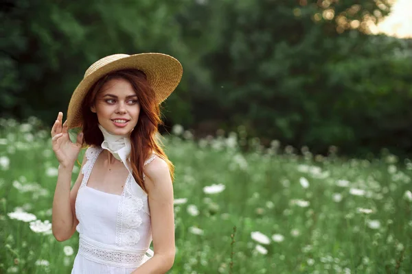 Frau im weißen Kleid auf Naturblumen ruhen Charme — Stockfoto