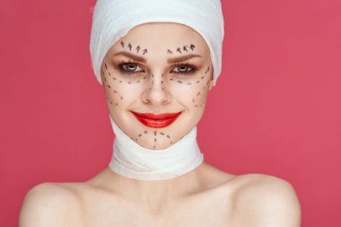 Kırmızı dudaklı kadın estetik ameliyat. Omuzlar çıplak.