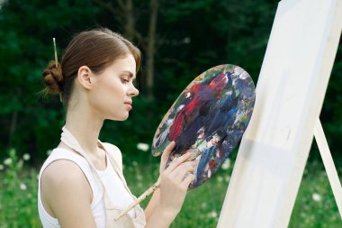 Kadın ressam palet tablosu çizer.
