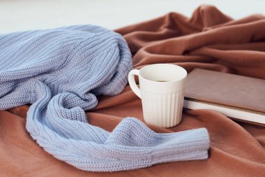 Pencerenin yanında bir battaniye Bir fincan kahve kitabı dinlenme