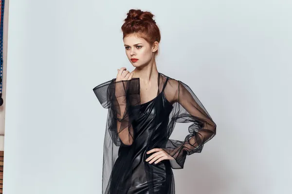 Mulher atraente glamour vestido preto moda posando — Fotografia de Stock