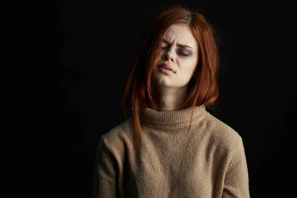 Κοκκινομάλλα γυναίκα με μώλωπες κάτω από τα μάτια της φοβάται κλάμα κατάθλιψη — Φωτογραφία Αρχείου