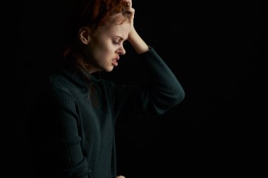 Gözlerinin altında morluklar olan korkmuş bir kadın depresyon geçiriyor.