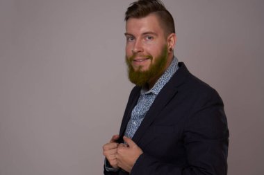 İş adamı ceketli moda uzmanı pozu veriyor.