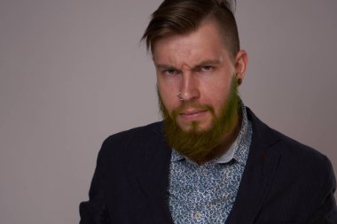 İş adamı ceketli moda uzmanı pozu veriyor.