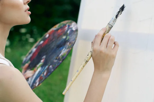 Kobieta artysta maluje paletę sztalugi natura rysunek — Zdjęcie stockowe