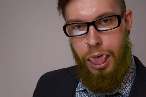 Portrait d'un homme d'affaires portant des lunettes avec une barbe posant un fonctionnaire — Photo