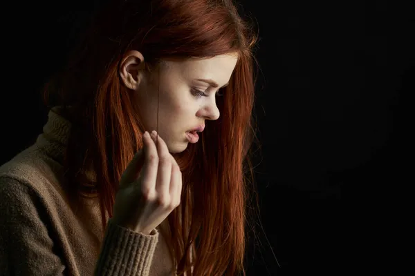 Расстроенная женщина плачет синяки под глазами депрессия темный фон — стоковое фото