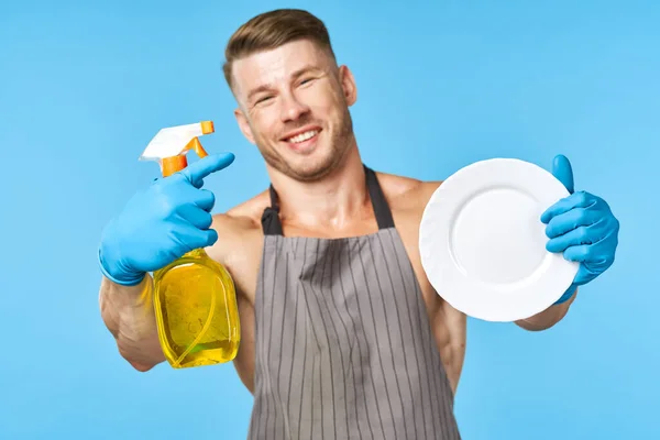 Запечений чоловік з посудом миття посуду домашнє завдання — стокове фото