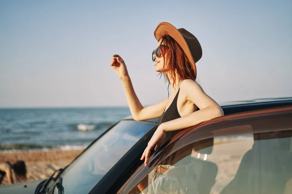 Frau am Strand in der Nähe von Autoreisen Abenteuer Sommer — Stockfoto