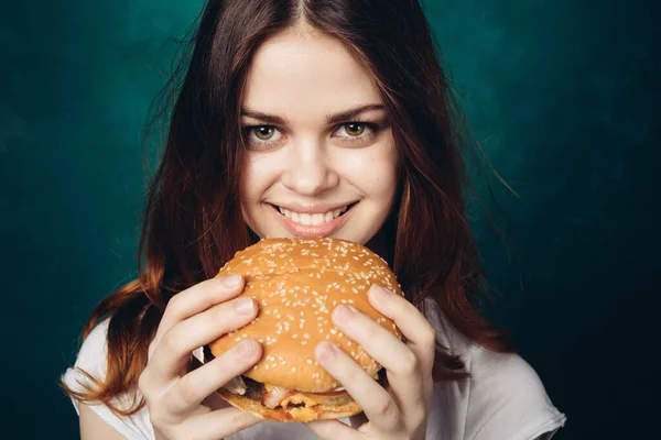 Femme manger hamburger restauration rapide snack close-up — Photo