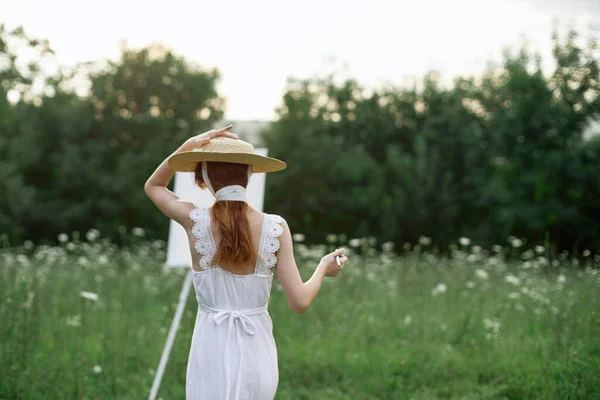 白いドレスを着た美しい女性｜屋外ドローイングアート — ストック写真