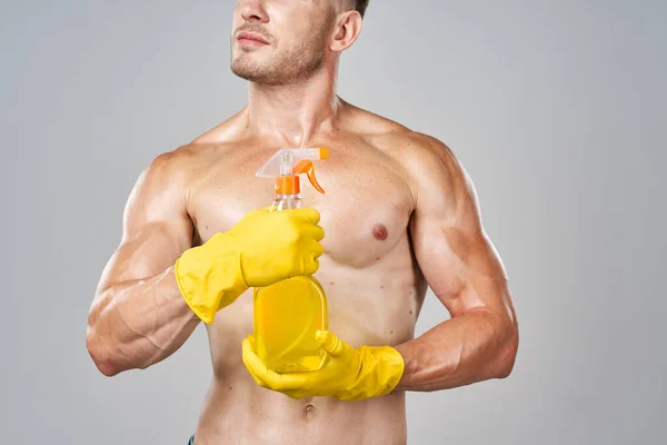 Divertido bombeado hombre guantes de goma detergentes servicio —  Fotos de Stock