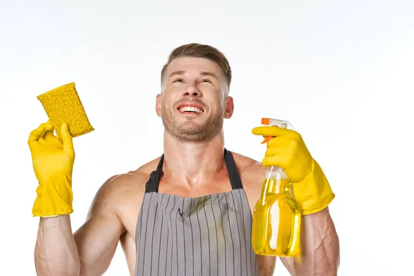 Reinigungskraft im Schürzenspülmittel für die Hausarbeit — Stockfoto