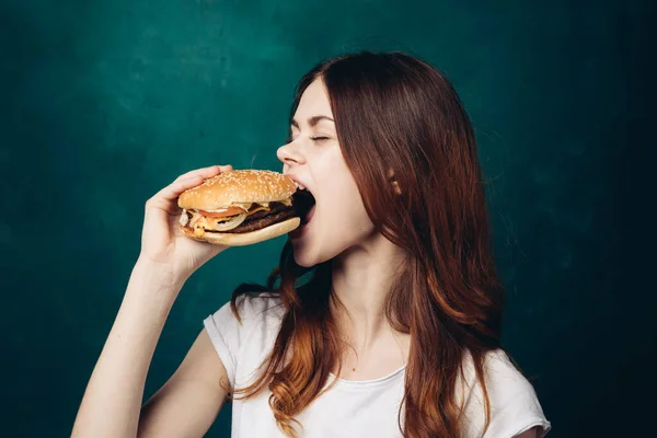 Alegre mujer comer hamburguesa snack primer plano estilo de vida —  Fotos de Stock