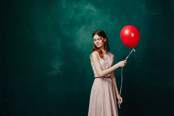 Mujer con globo rojo celebración cumpleaños fondo verde — Foto de Stock