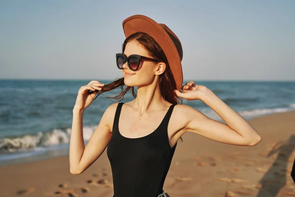 Frau mit Sonnenbrille am Meer — Stockfoto