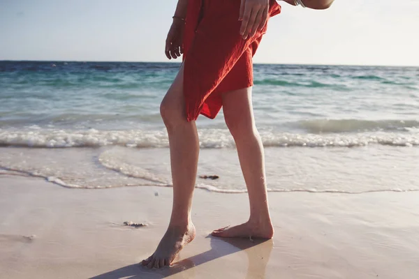 Piedi femminili riva dell'oceano sabbia estate viaggi — Foto Stock