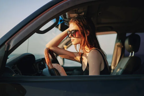 Frau fährt Auto und posiert für Mode — Stockfoto