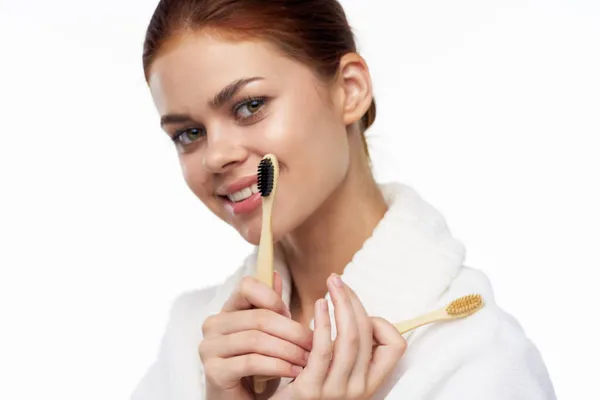 Веселая женщина в белом халате Зубная щетка гигиена здоровья зубов — стоковое фото