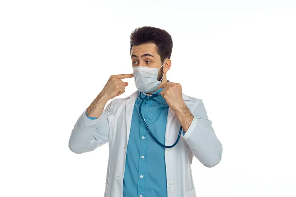 Лікар в лікарні білого пальто професійне лікування — стокове фото