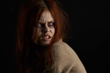 Gözlerinin altında morluklar olan korkmuş kadın depresyon istismarını yeniyor.