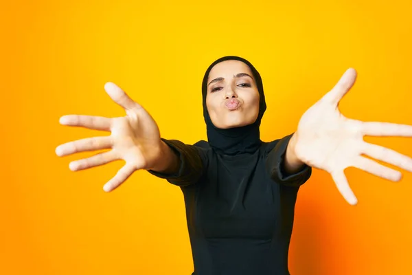 Άραβας γυναίκα ευτυχία μόδα ρούχα χειρονομία χέρι κίτρινο φόντο — Φωτογραφία Αρχείου