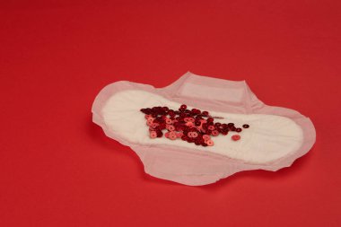 Kadınsı ped kan regl hijyen kırmızı arka plan