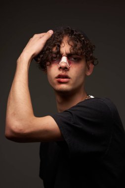 Kırık burunlu dövüşçü boks antrenmanı yapıyor. Saldırı yaralanması.