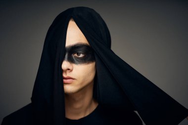 Kıvırcık adam siyah maskeli Cadılar Bayramı hayalet fantezisi