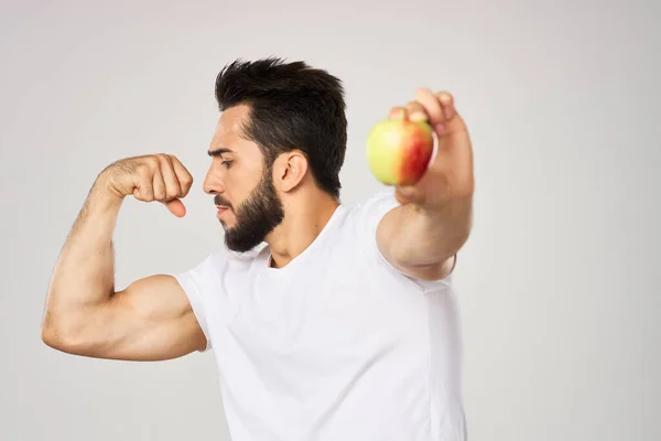 Man met baard in wit t-shirt appel gezondheid goede voeding — Stockfoto