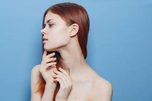 Женщина с голыми плечами рыжие волосы Гламур синий фон — стоковое фото