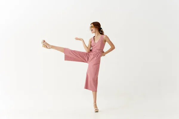 Mulher bonita em rosa vestido decoração posando modelo — Fotografia de Stock